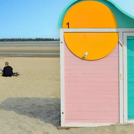 Superb With Jacuzzi Сasa de vacaciones Eringhem